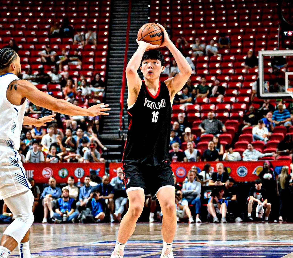 今晨体能课后；山东泰山复出首秀备战CBA季后赛；赛场秩序良好；赛程密集仍需轮换的简单介绍