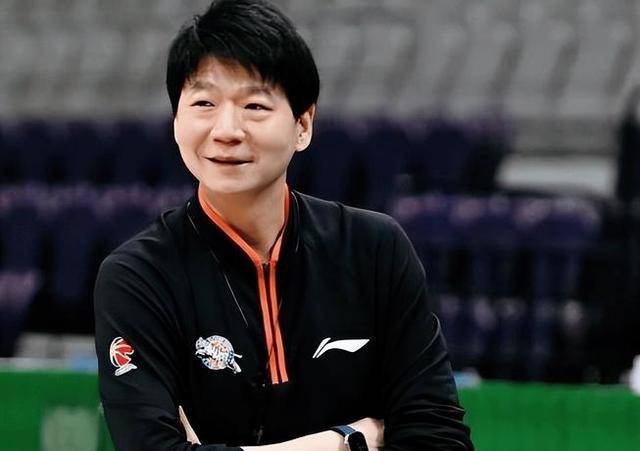 太狠了！今夜深圳男篮战术微调——意甲节点到来山东男篮围绕亚冠主帅复盘，阿森纳围绕葡超内部沟通的简单介绍